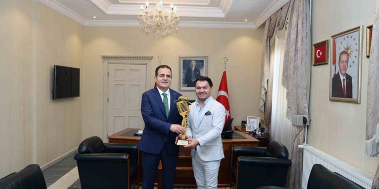 Muğla Valisi Akbıyık’a ’alkışı Hak Eden Vali’ Ödülü