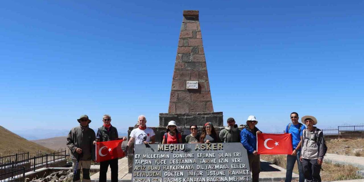 30 Ağustos Anısına 90 Bin Şehidin Yattığı Allahuekber Dağı Zirvesine Yürüyüş