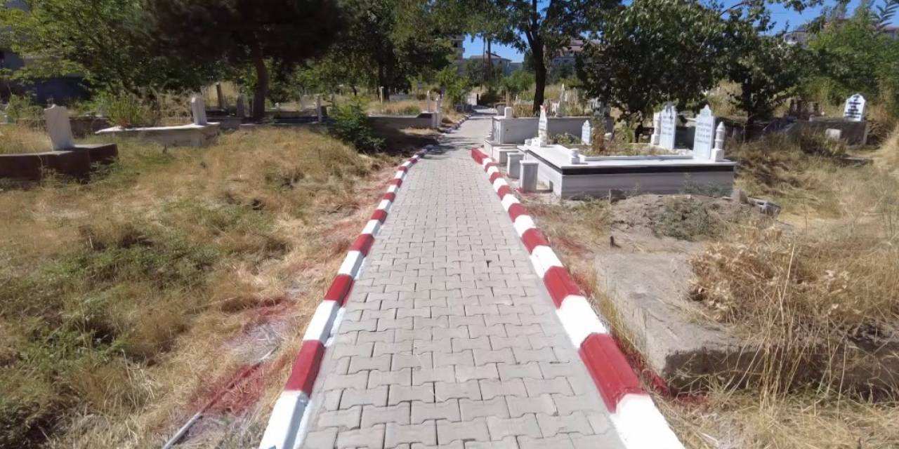 Erciş Belediyesi Mezarlıkların Bakım Ve Onarımını Yaptı