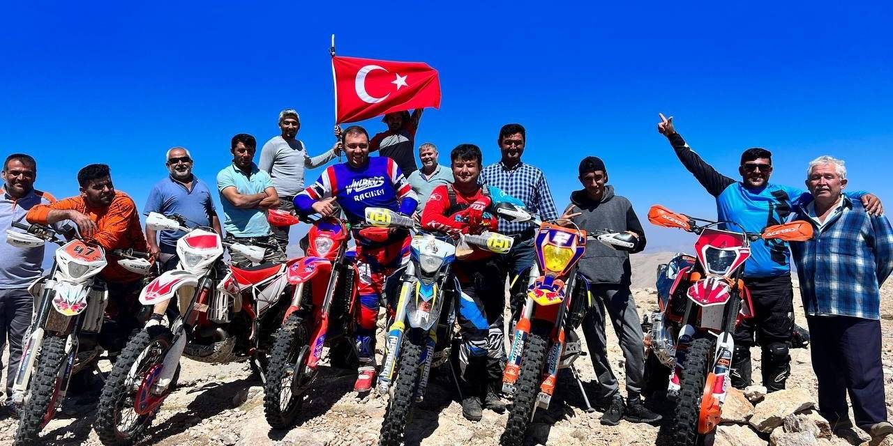 30 Ağustos’u 3 Bin 24 Rakımlı Tepeye Türk Bayrağı Dikerek Kutladılar