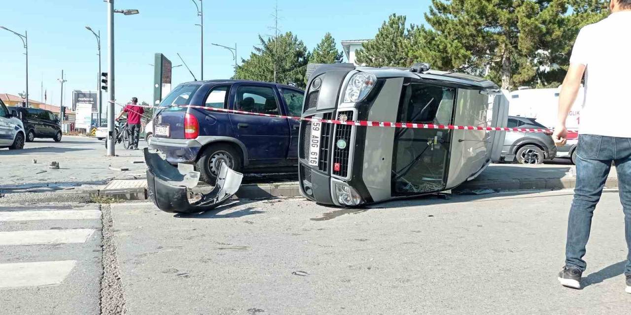 Kaza Sonrası Hafif Ticari Araç Yan Yattı: 2 Yaralı