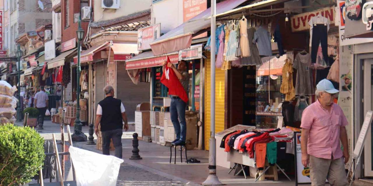 Eskişehir’de Sabah Erken Saatlerden İtibaren Tüm Dükkanlara Türk Bayrağı Asıldı