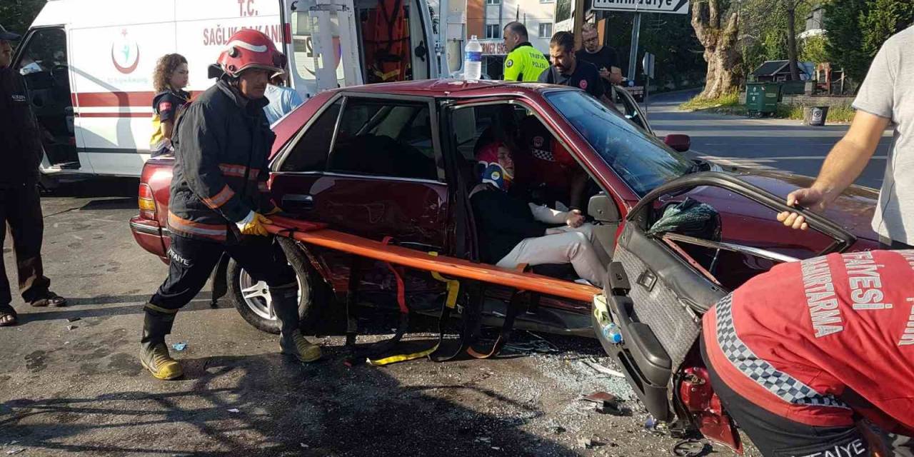 Sakarya’da İki Otomobil Çarpıştı: 2 Yaralı