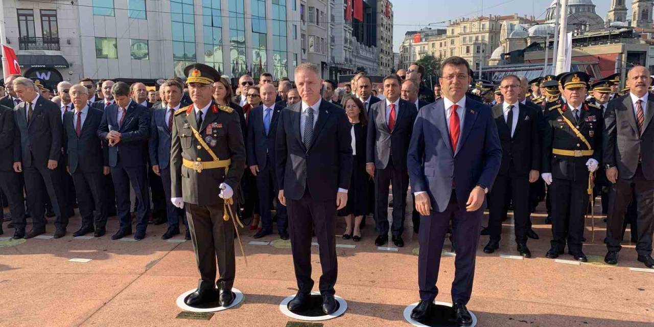 Büyük Zafer’in 101’nci Yıl Dönümünde Cumhuriyet Anıtı’na Çelenk Bırakıldı