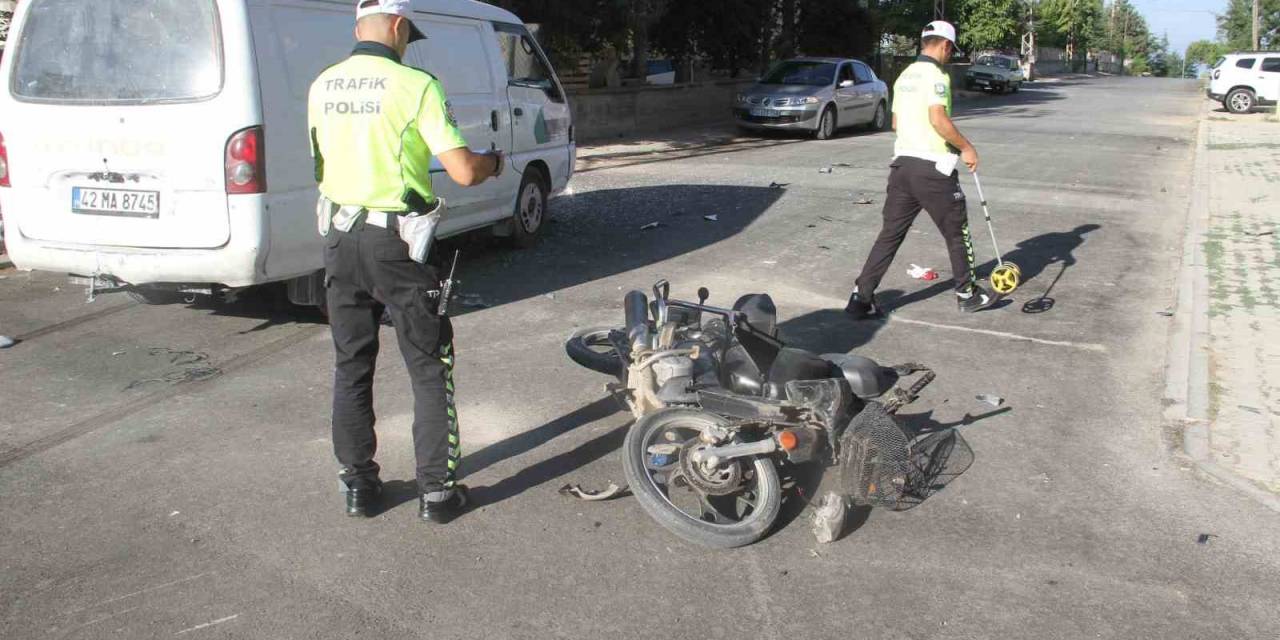 Minibüsle Çarpışan Motosikletin Sürücüsü Ağır Yaralandı