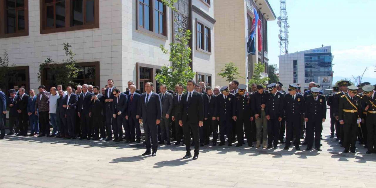 Bingöl’de 30 Ağustos Zafer Bayramı Nedeniyle Çelenk Sunma Töreni Yapıldı