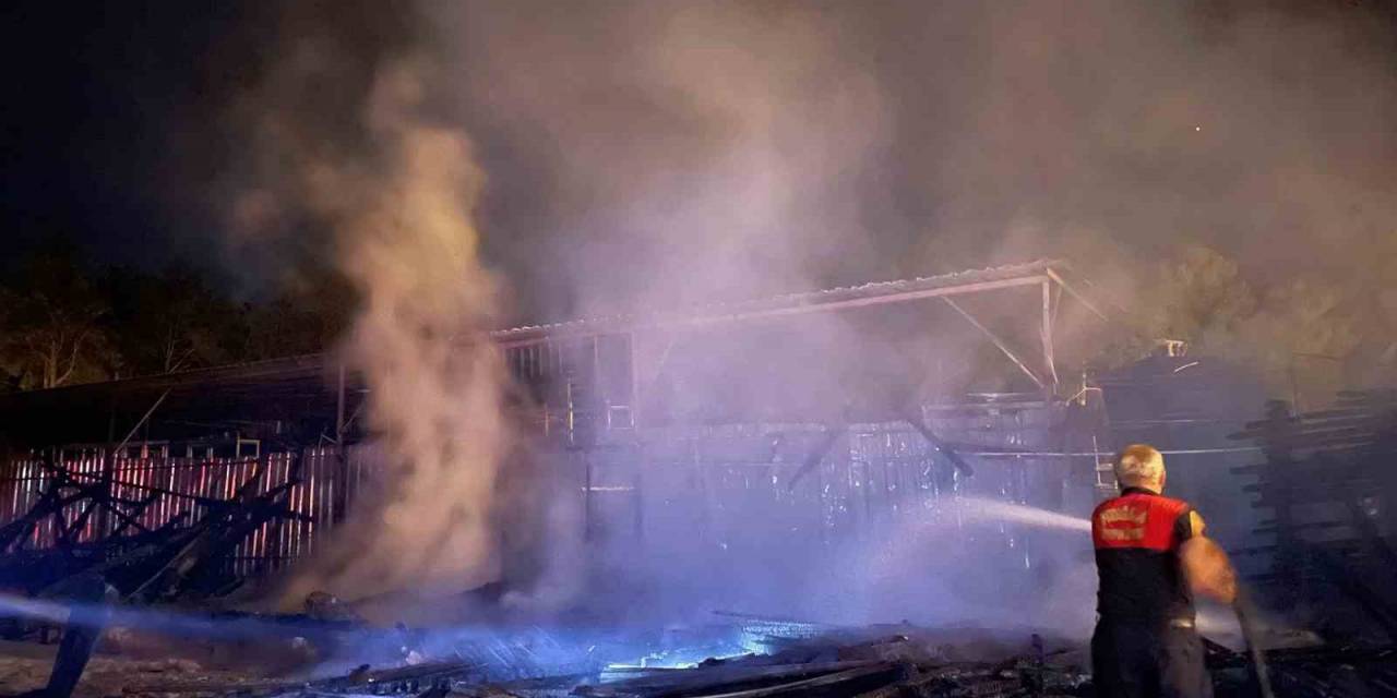 Fethiye’de Ahşap Atölyesi Alevlere Teslim Oldu