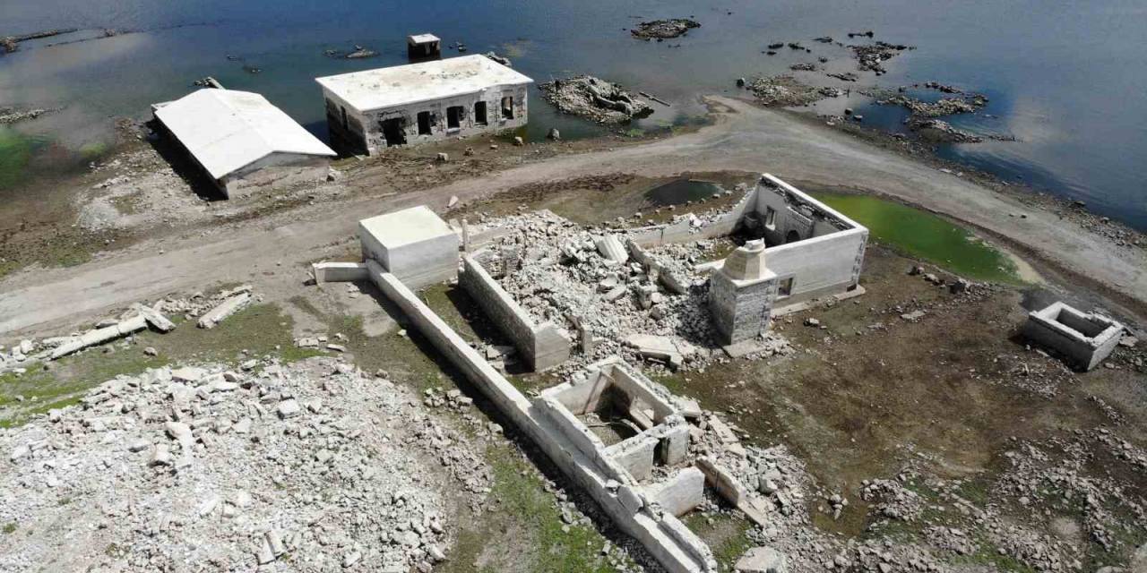 Kars’ta Baraj Gölünde Sular Çekilince Cami Ortaya Çıktı