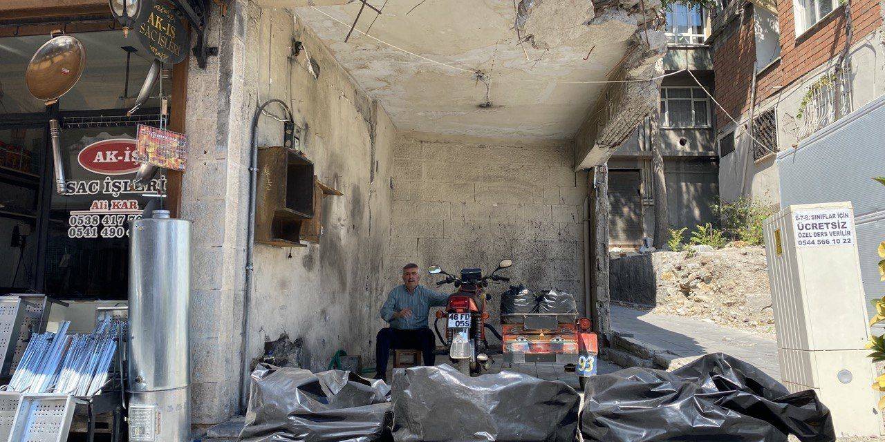 Depremde Duvarları Yıkılan İş Yerinde Kömür Satmaya Devam Ediyor