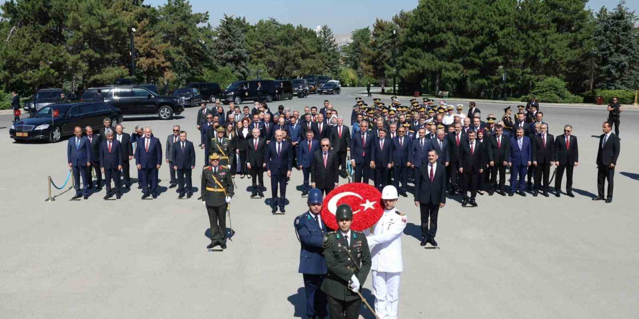 Devlet Erkanı 30 Ağustos Nedeniyle Anıtkabir’i Ziyaret Etti