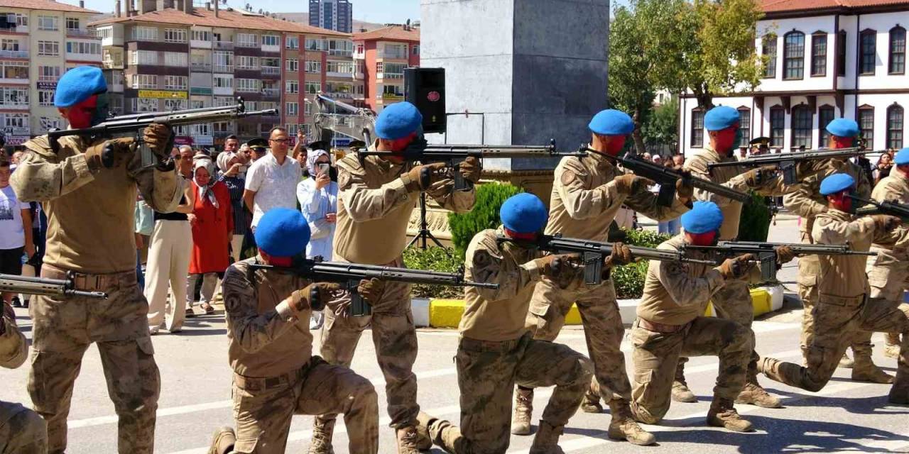 Komandoların Gösterisi İzleyenleri Mest Etti