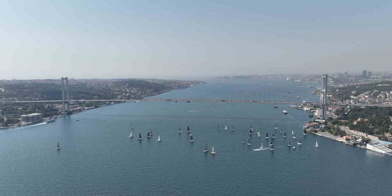 İstanbul Boğazı’nda Yapılan Yelkenli Yarışı Kartpostallık Görüntüler Oluşturdu