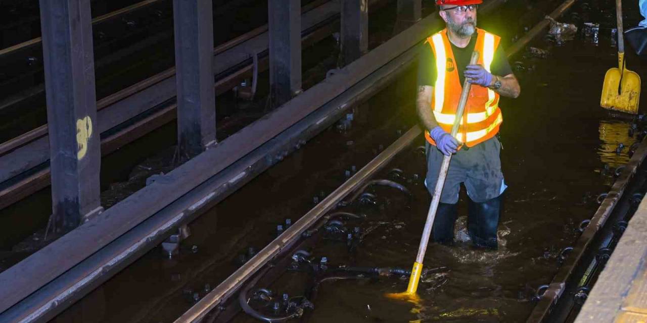 New York’ta 127 Yıllık Su Şebekesi Patladı: Metro Sular Altında Kaldı