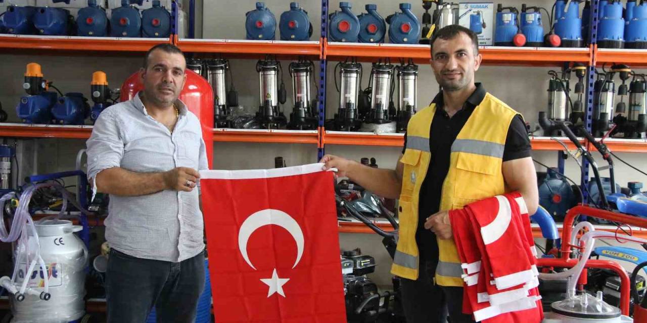 Haliliye’de Esnaf Ve Vatandaşa Türk Bayrağı Dağıtıldı
