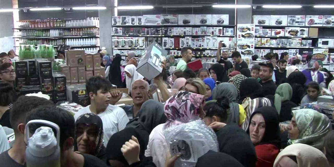 Avcılar’da 15 Gün Önce Yanan Mağazanın Açılışında İzdiham Oluştu