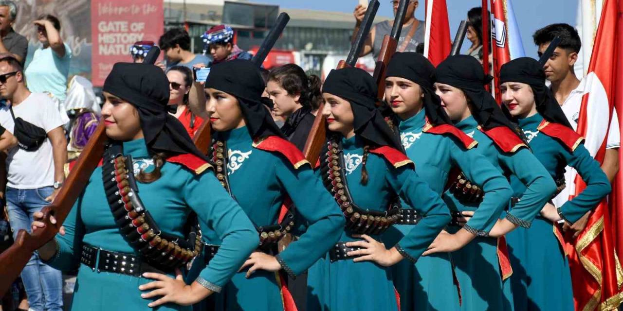 Kuşadası’nda Zafer Coşkusu Meydanlara Sığmadı