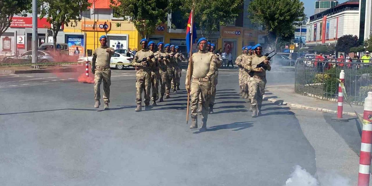 Komandoların Silahlarıyla Yaptığı Gösteri Coşkuyla İzlendi