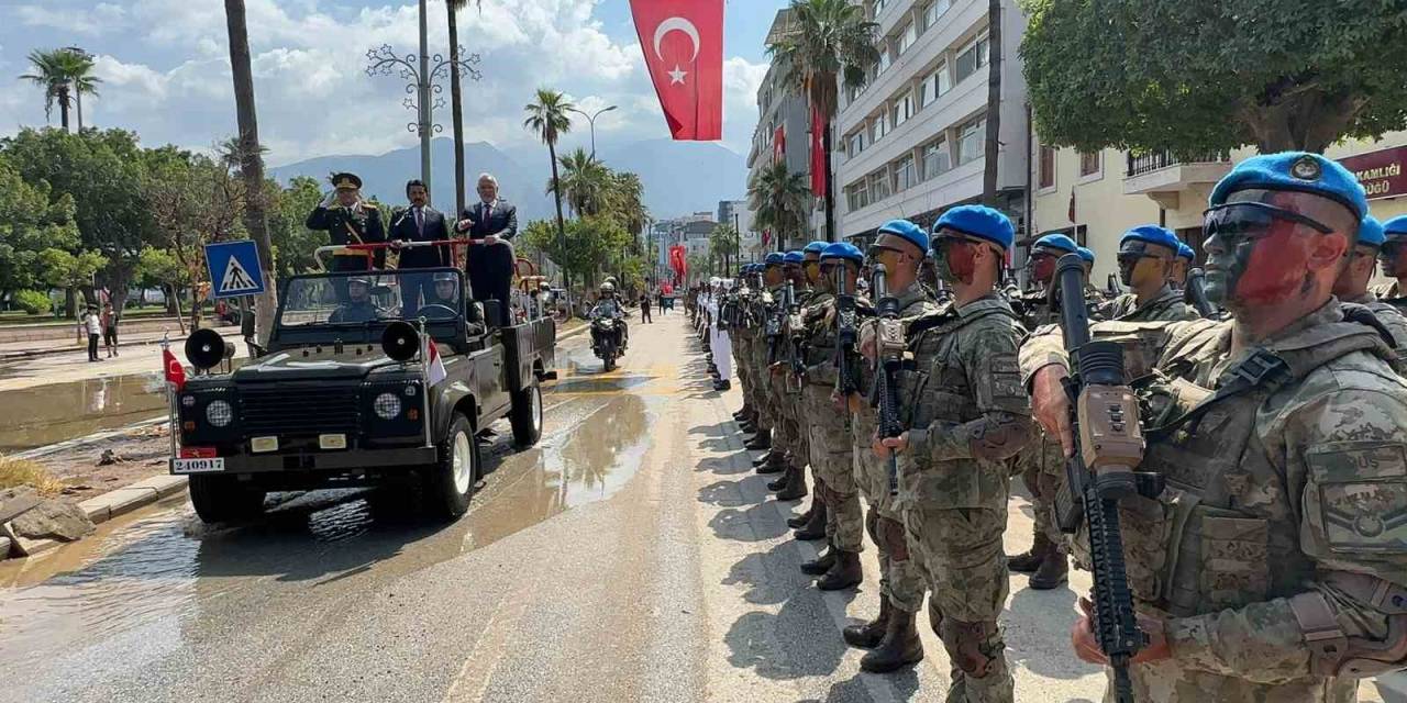Depremden Sonra Sık Sık Deniz Suyunun Bastığı İskenderun’da Bayram İlginç Görüntülere Sahne Oldu