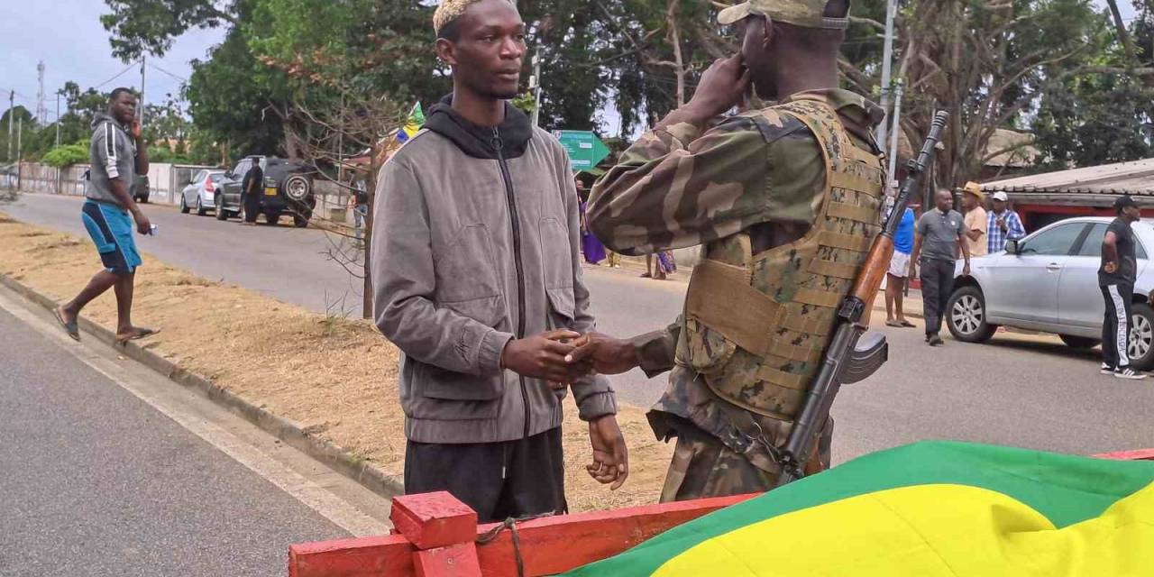 Gabon Devlet Başkanı Ondimba Evinde Alıkonuldu