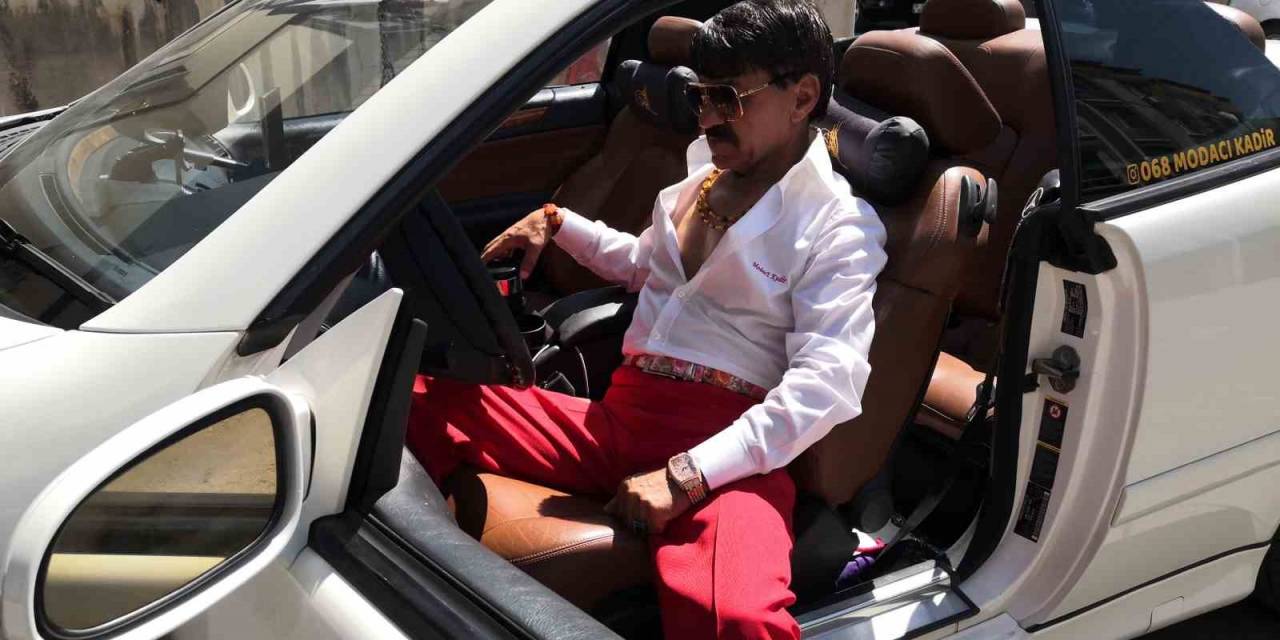 Rengarenk Giyinen Modacı Kadir 30 Ağustos’ta Kırmızı Beyaza Büründü