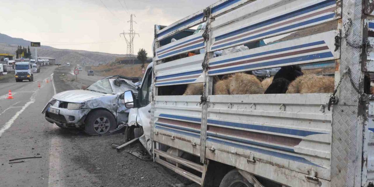 Kaza Yapan Sürücüyü Kurtarmaya Çalışırken Ezilmekten Son Anda Kurtuldular