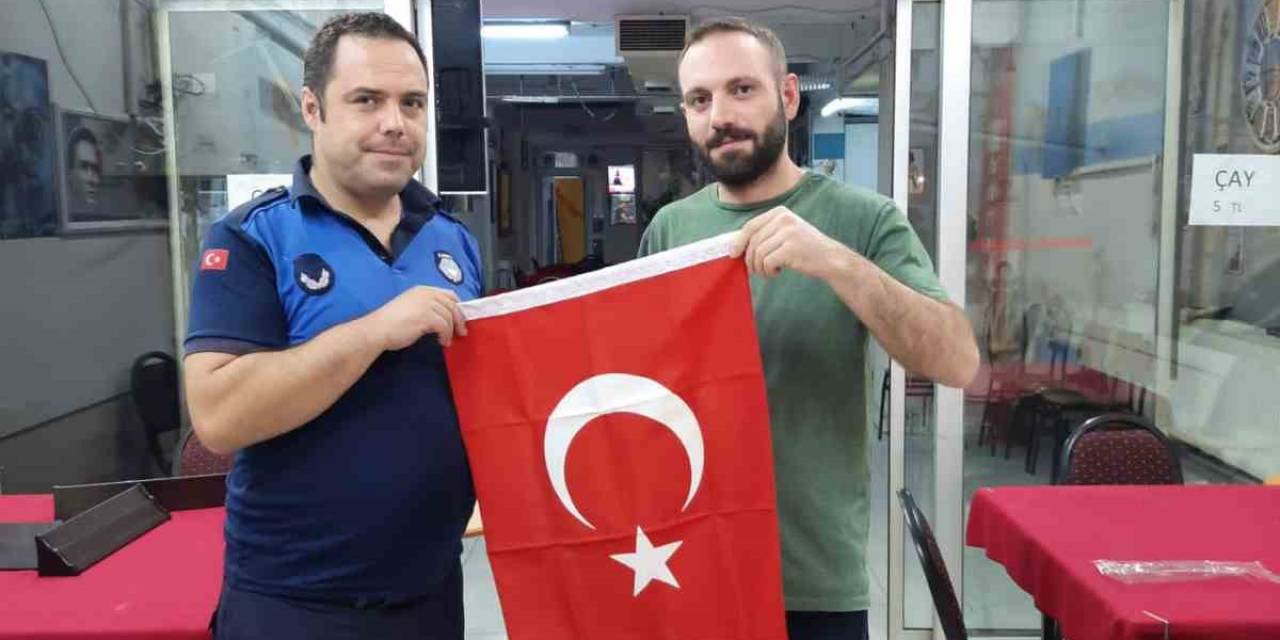 Büyükşehir Zabıta Ekiplerinden Vatandaşlara Türk Bayrağı