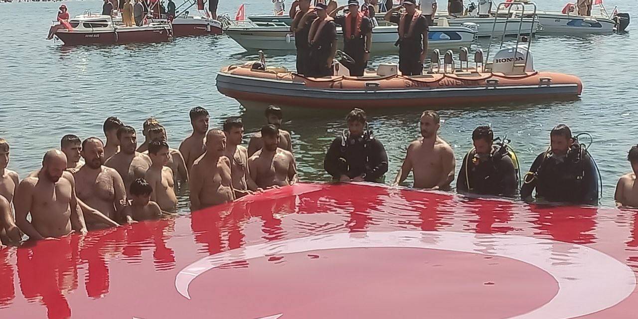 30 Ağustos Zafer Bayramı’nda Denizde Bayrak Açtılar