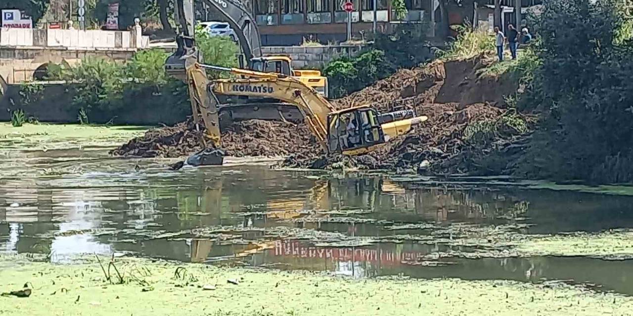 Tunca Nehri’ndeki Kirliliği Temizleyen İş Makinaları Balçıkta Mahsur Kaldı
