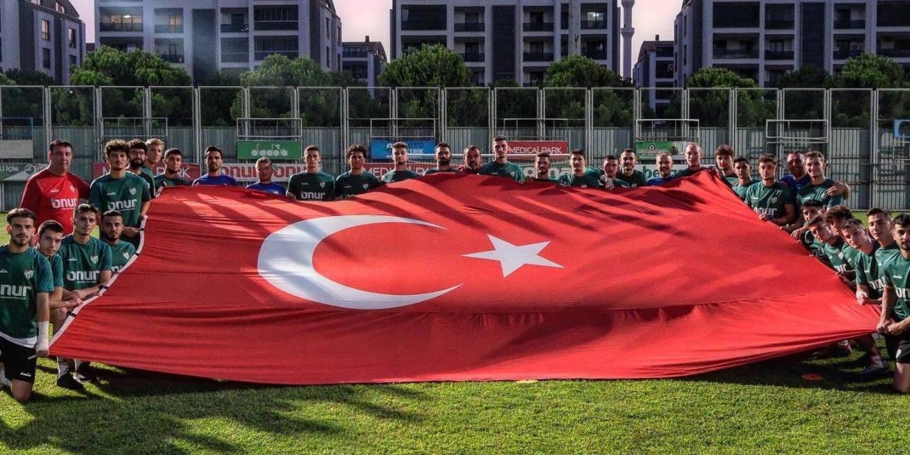 Bursasporlu Futbolcular 30 Ağustos Zafer Bayramı’nı Kutladı