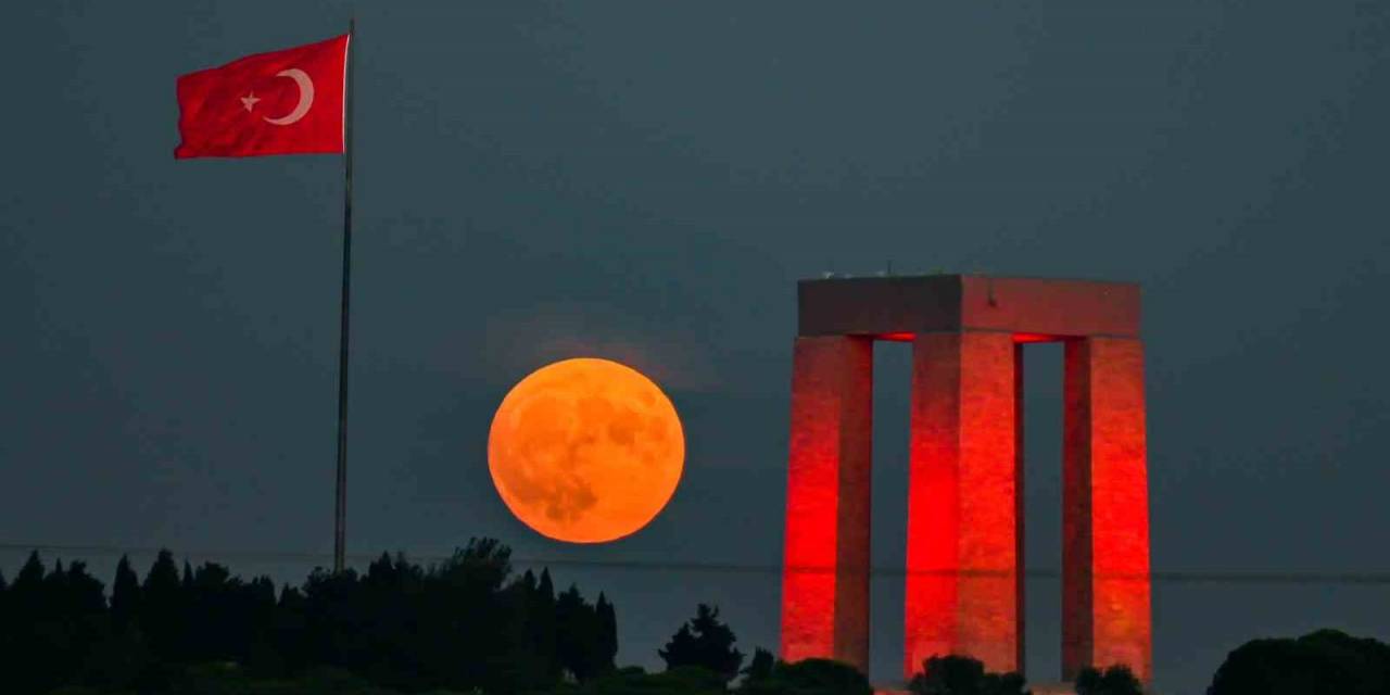 ‘Süper Mavi Ay’ Şehitler Abidesi’yle Görsel Şölen Oluşturdu