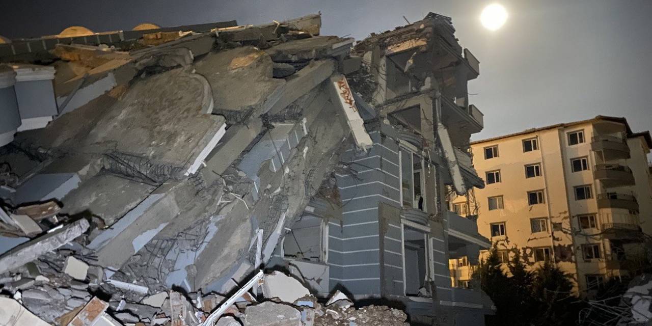 Hasarlı Yapılar Ve Mavi Ay