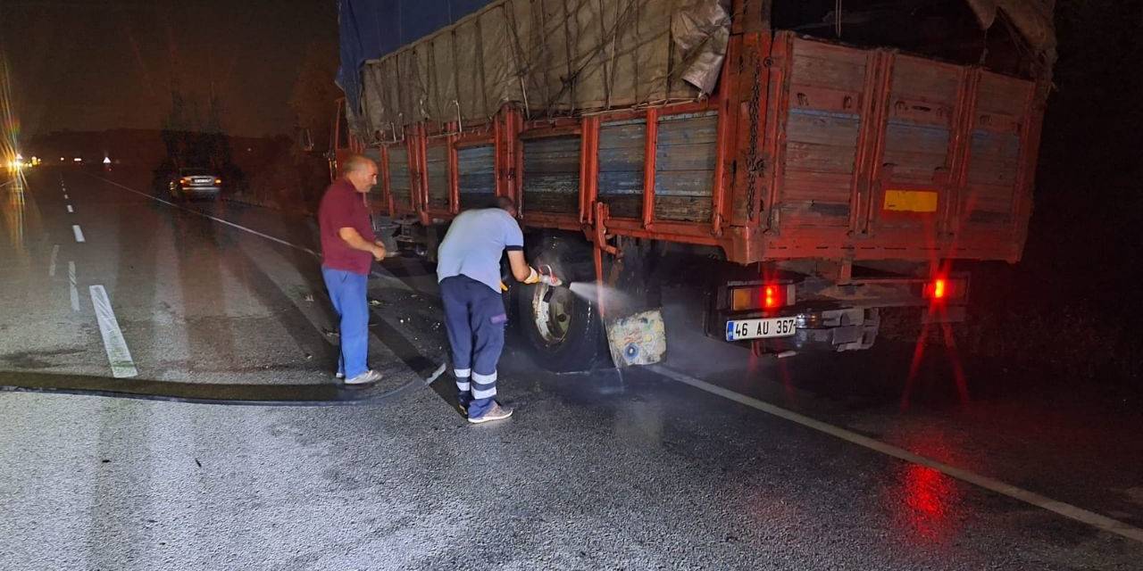 Seyir Halindeki Kamyonun Lastikleri Alev Aldı