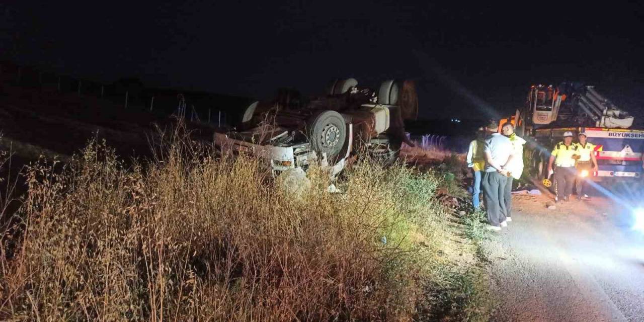 Ankara’da Tır Tarlaya Uçtu, Sürücü Hayatını Kaybetti