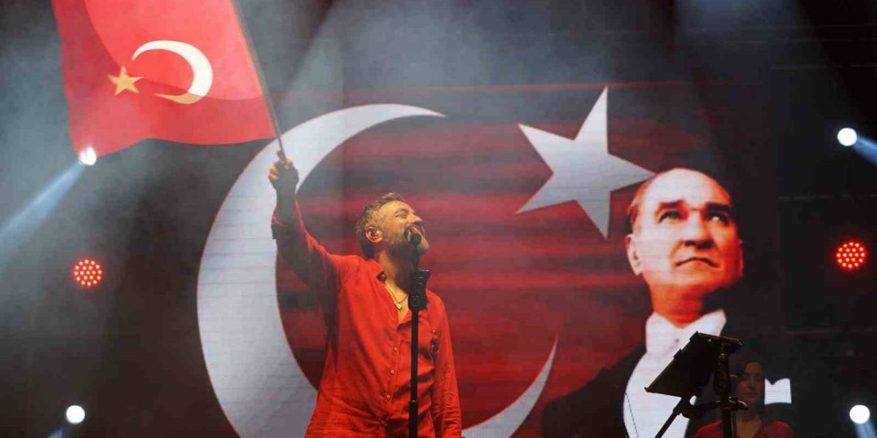 Resul Dindar, Binlerce Kişinin Seslendirdiği O Türküyü Hayranlıkla Dinledi