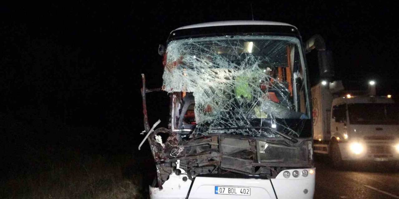 Yolcu Otobüsü Tıra Arkadan Çarptı: 1’i Ağır 15 Yaralı