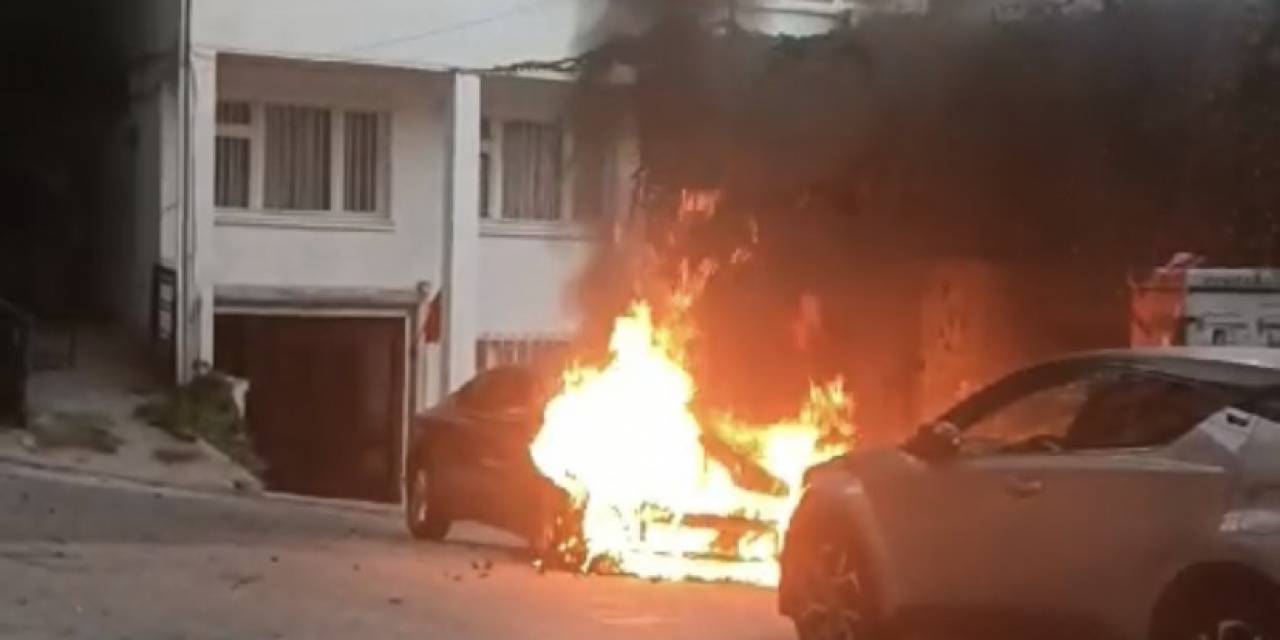 Beyoğlu’nda Park Halindeki Otomobil Alev Alev Yandı