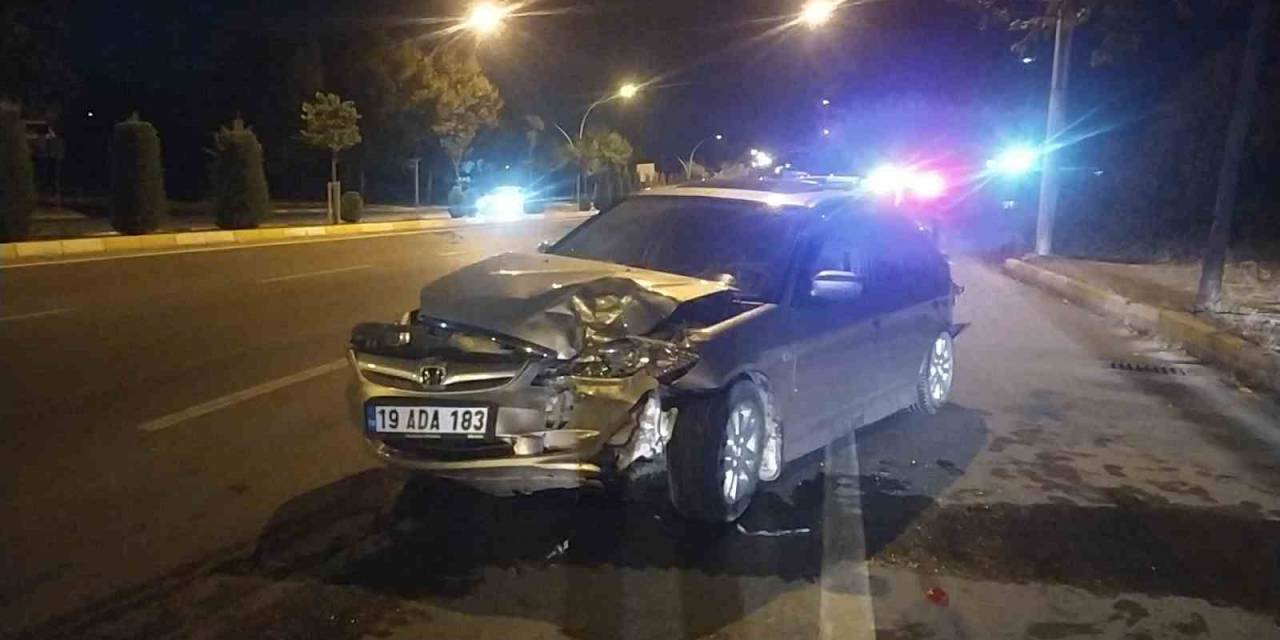 Otomobil, Hafif Ticari Araca Çarptı: 1 Yaralı