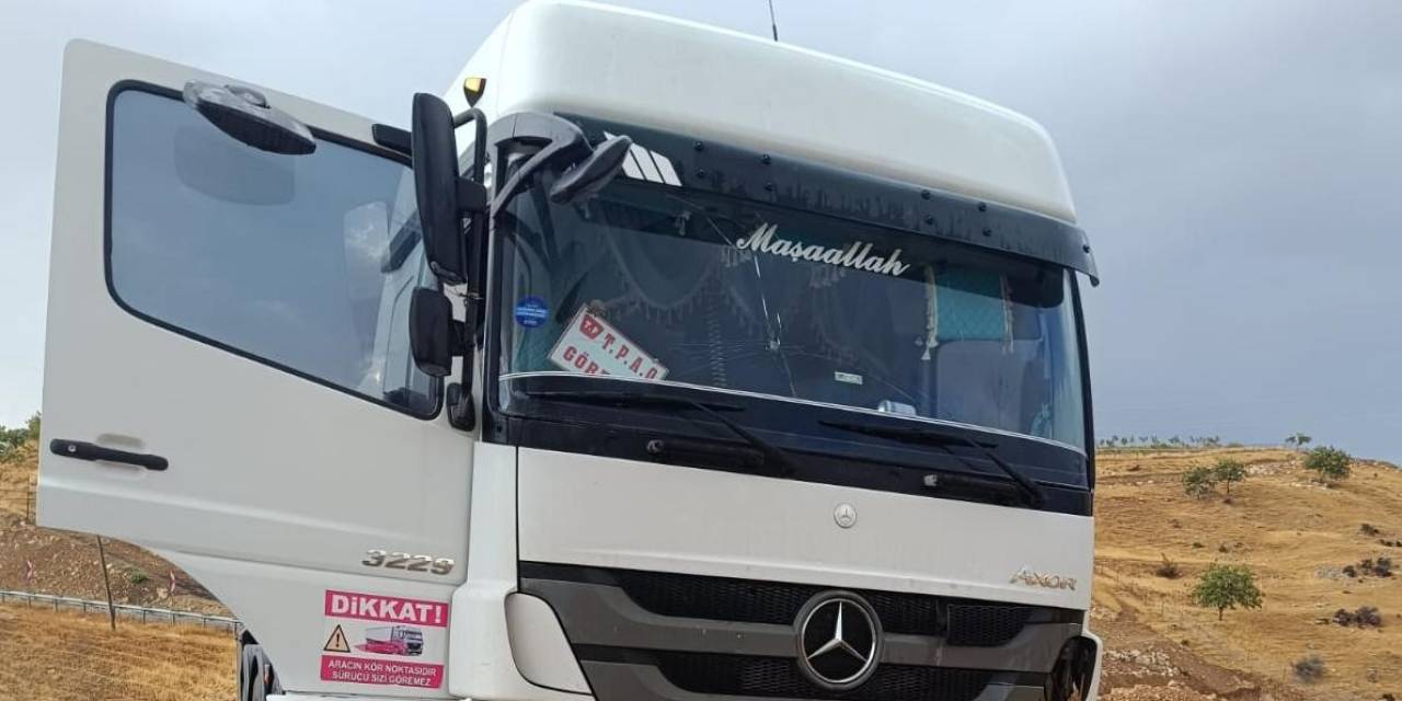 Siirt’te Virajı Alamayan Tır Şarampolde Mahsur Kaldı