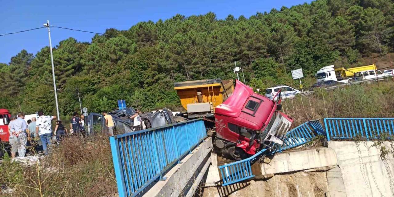 Beykoz’da Hafriyat Kamyonu İle Otomobil Çarpıştı