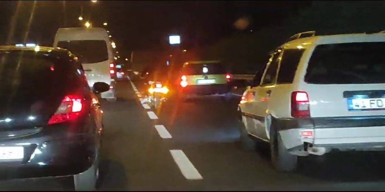 Motosiklet Sürücüsü Araçların Arasından Makas Atarak İlerledi