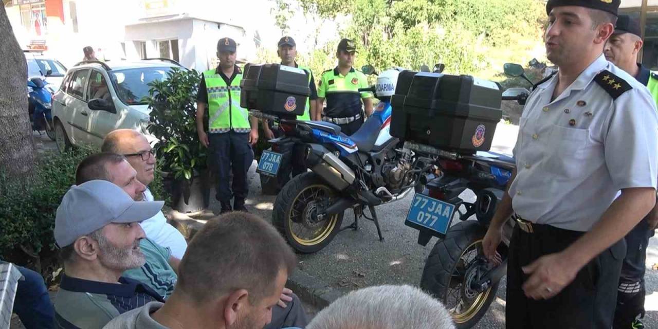 Yalova’da Jandarma Kask Kullanımının Önemini Anlatıyor