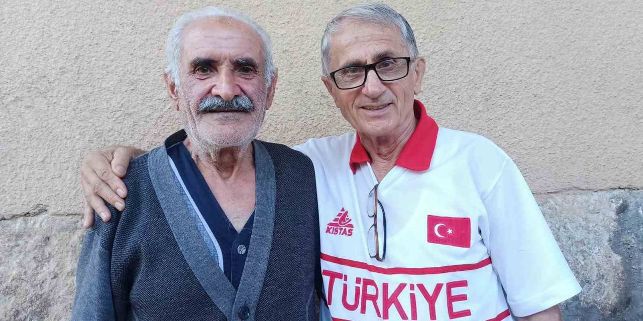 56 Yıl Önce Askerlik Yaptığı İlçeyi Ziyaret Edip Eski Dostlarıyla Buluştu