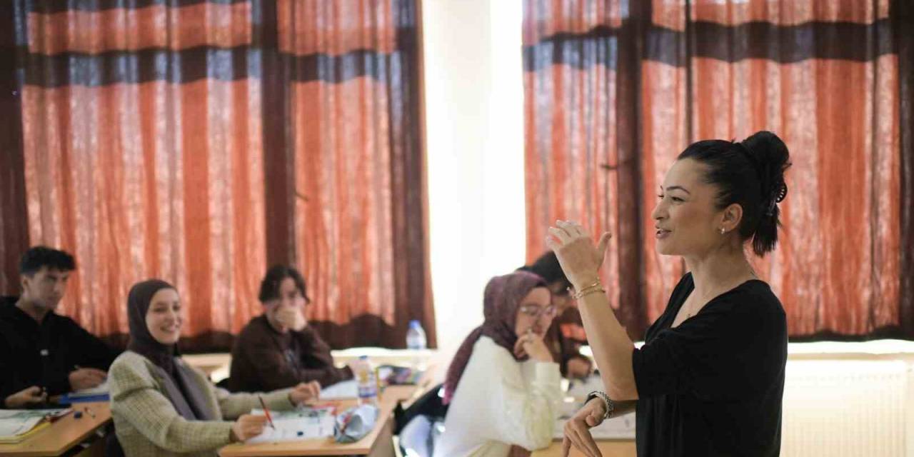 Mskü’de Muğla Halkına Çeşitli Dillerde Kurs Veriliyor