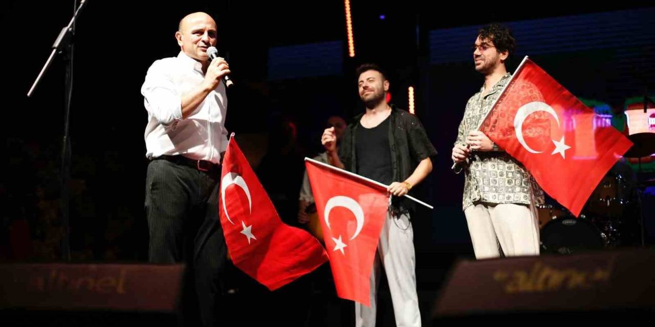 Altınova’da 30 Ağustos Halk Konserleriyle Kutlandı