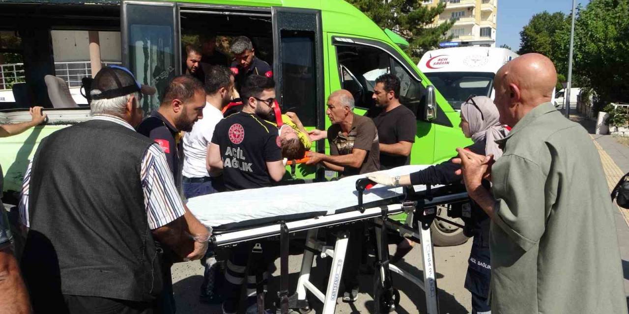 Minibüslerin Çarpıştığı Kazada Can Pazarı