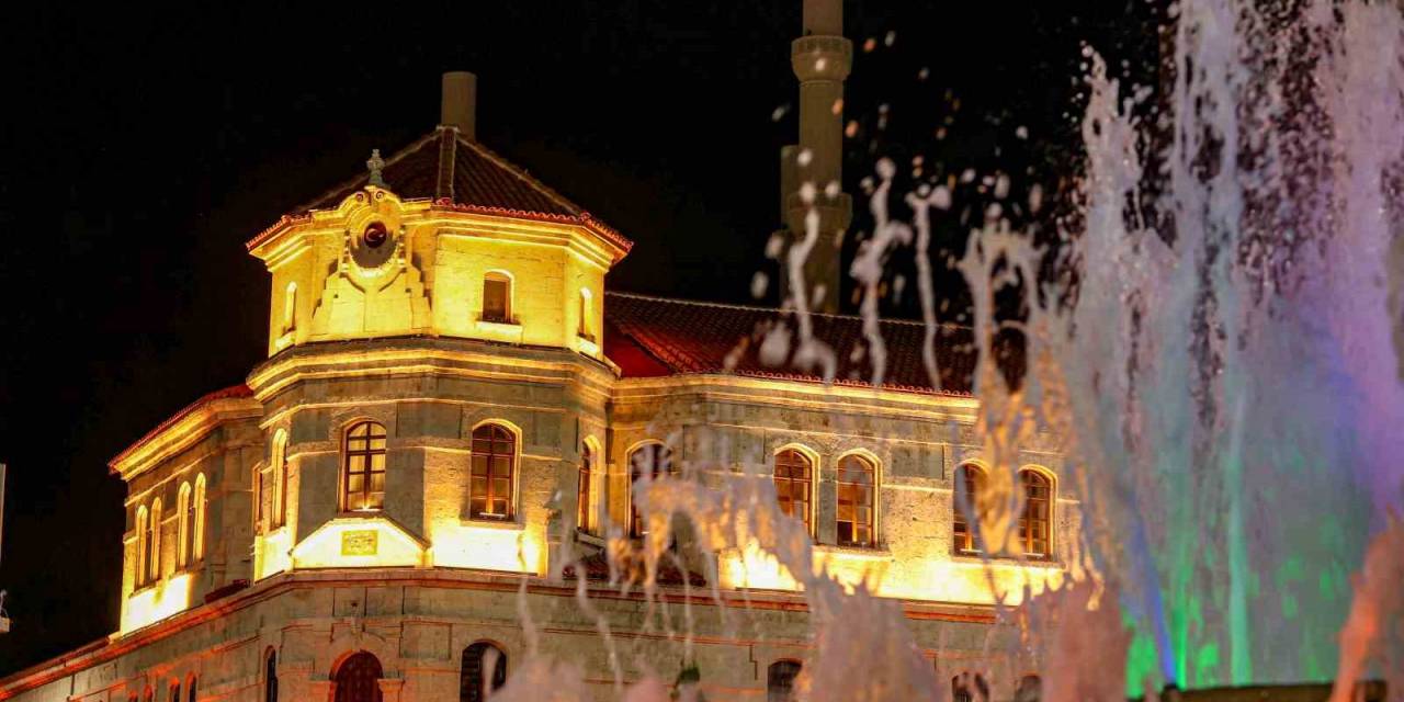 Tarihi Bina Işıklandırıldı, Yeni Görünümüyle Hayran Bıraktı