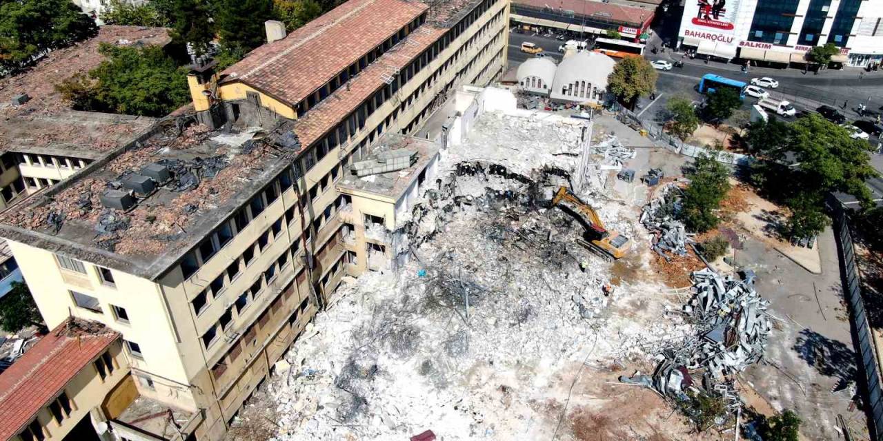 Gaziantep’in Depremde Ağır Hasar Alan İlk Devlet Hastanesi Yıkılıyor