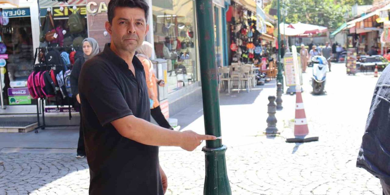 Elektrik Direğine Türk Bayrağı Asan Esnaf Aldığı Uyarıya Şaşırdı Kaldı
