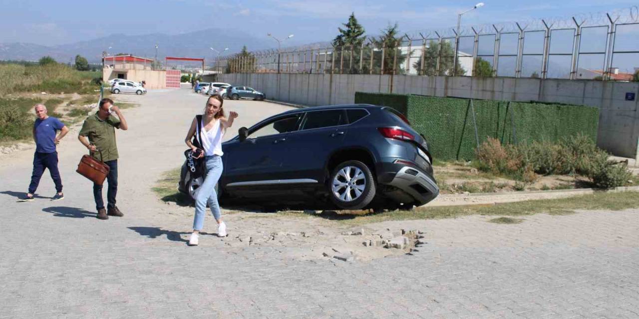 Direksiyon Hakimiyetini Kaybetti, Aracıyla Su Kanalına Düştü