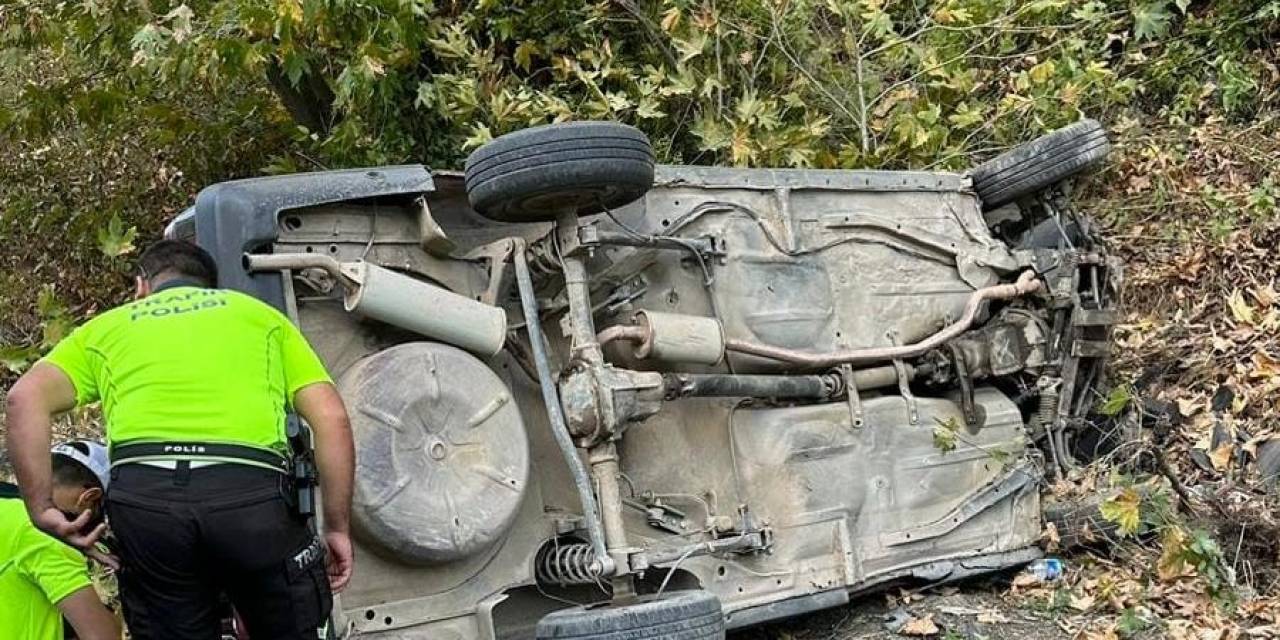 Yan Yatan Otomobilden 5 Kişi Sağ Çıktı